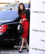 组图：全智贤抹胸红裙披耸肩西服展大牌气质