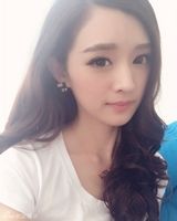 组图：女子酷似杨幂  网友直呼傻傻分不清