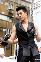 组图：周汤豪露胸答谢歌迷 廖晓乔贴心按摩