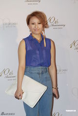 组图：周迅现身扮小女人 与赵薇传不和只当玩笑