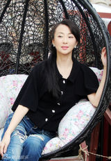 组图：林静拍摄时尚大片 展知性美女风采