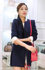 组图：韩星尹真怡白连衣裙粉红包包打造潮味