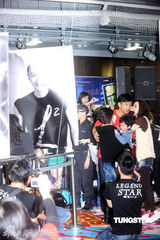 幻灯图：Lucas出席活动乖巧可爱 被粉丝尖叫吓哭