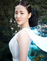 组图：刘筱筱白衣写真粉嫩肌肤弹指可破