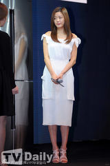 组图：全智贤白裙性感站台 露香肩甜美端庄