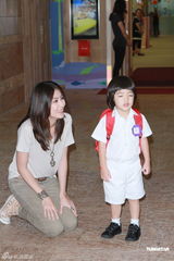 组图：陈慧琳潮装打扮接大儿子放学