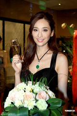 组图：吴佩慈身带价值千万翡翠亮相半露酥胸秀性感