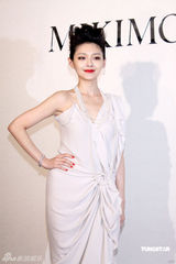 幻灯图：大S白色礼服高贵优雅 恨嫁苦等真命天子