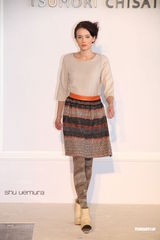 组图：乐基儿出席时装秀 称无生子压力黎明不急