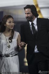 组图：里维斯携《太极侠》剧组北京电影节蓝毯