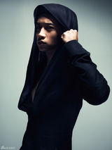 组图：魏晨拍摄时尚大片 黑灰色系演绎型男风