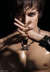 组图：张伦硕诱惑系写真半裸大秀八块腹肌