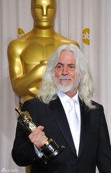 高清组图：奥斯卡后台获奖众星举金人光彩照人