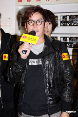 高清图：谭咏麟透露工作满档 与Mr.举行新碟签名会