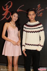 组图：邓丽欣否认新车牌冠夫姓 陈伟霆努力赚钱