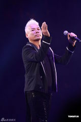 组图：巫启贤邰正宵红馆齐献唱 为灾民祈福