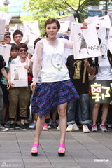 组图：郭采洁新专辑宣传秀美腿裙底险走光