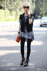 组图：郭易摇滚街拍 金色头发演绎随性摇滚装扮