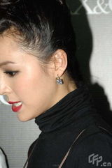 幻灯图：何超仪与偶像乐队合作 张静初拒谈男友