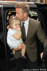 组图：小贝携妻女现身 小七眼神超萌