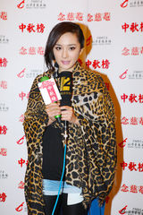 组图：杨幂首次登台献唱 妆容精致着装靓丽