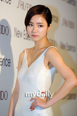 组图：申世京纯白长裙秀S曲线 张申英着斗蓬似贵妇