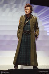 组图：张信哲红馆开唱 深情演绎哲式情歌