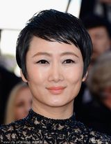 组图：赵涛蕾丝黑裙优雅亮相戛纳红毯