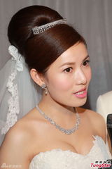 组图：张美妮穿传统裙褂出嫁 新郎深情热吻