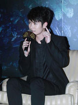 组图：三浦春马访台粉丝接机 宣传新片玩睫毛夹牙签