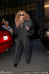 组图：Lady Gaga变母狮 另类泡泡袖西装抢镜