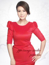 组图：警花王茜新年红裙气质写真端庄大气显风范