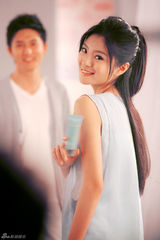 高清图：安以轩千万酬劳拍广告 甜美电眼勾男模