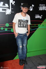 组图：张学友乐当廿四孝爸爸 称周迅自言单身