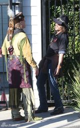 组图：约翰尼-德普穿印第安服装参加亲子活动