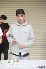 组图：谢霆锋陈慧琳等红馆开唱 悼念张耀荣