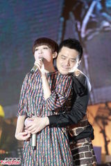 组图：黄耀明陈珊妮合唱 亲密揽抱毫不避忌