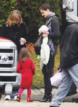 幻灯图集：苏瑞一身红裙亮相 克鲁斯片场享美食