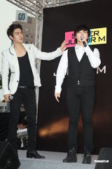 组图：SJ-M台北签唱会 兄弟情深互喂台湾小吃