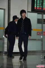 组图：日本花美男三浦春马抵台 粉丝扎堆围观