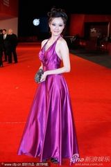 组图：《倭寇的踪迹》首映 女主角红裙艳丽