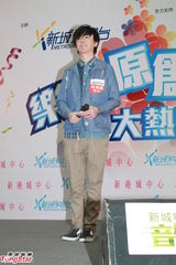 组图：阿娇短裙现身原创歌大热唱