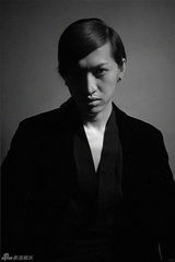 组图：MARC李元鹏化身恶魔秀百变 烟熏妆半裸出镜