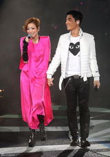 组图：郑秀文红馆个唱第九场 嘲笑任贤齐泳裤太露