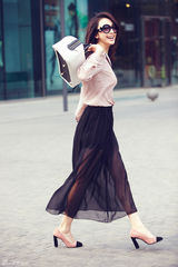 组图：张俪英伦复古街拍  波点黑纱长裙慵懒飘逸