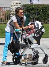 组图：杰西卡-阿尔芭公园亲子游 帮爱女穿鞋显温馨