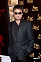 幻灯图：梁家辉眼部发炎 未试过一气看30部电影