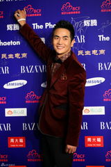 组图：群星亮相BAZAAR明星慈善夜红毯星光熠熠