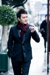 组图：冯绍峰漫步巴黎街头展招牌式微笑