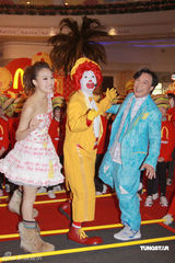 高清图：容祖儿包装纸裙现身 与陈奕迅大跳竹舞